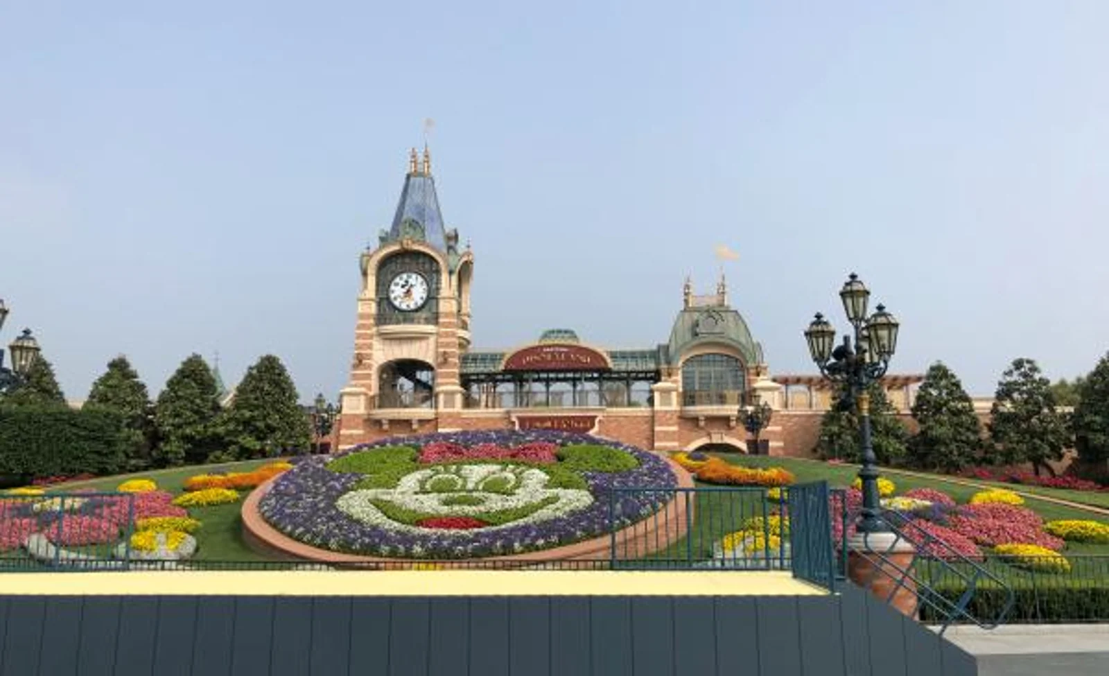 上海迪士尼乐园重启:系全球首家 早6点已有人排队
