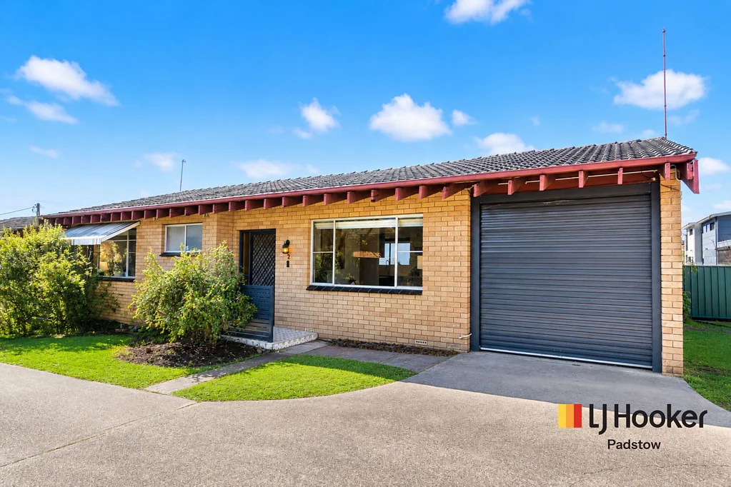 Revesby 3chambre Immaculate Double-Brick Villa in a Peaceful Boutique Block of Four