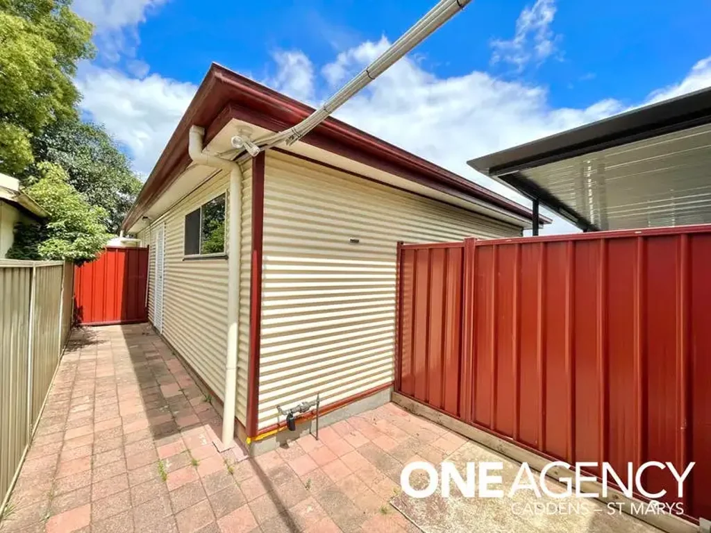 SELF-CONTAINED GRANNY FLAT WITH PRIVATE COURTYARD!!!