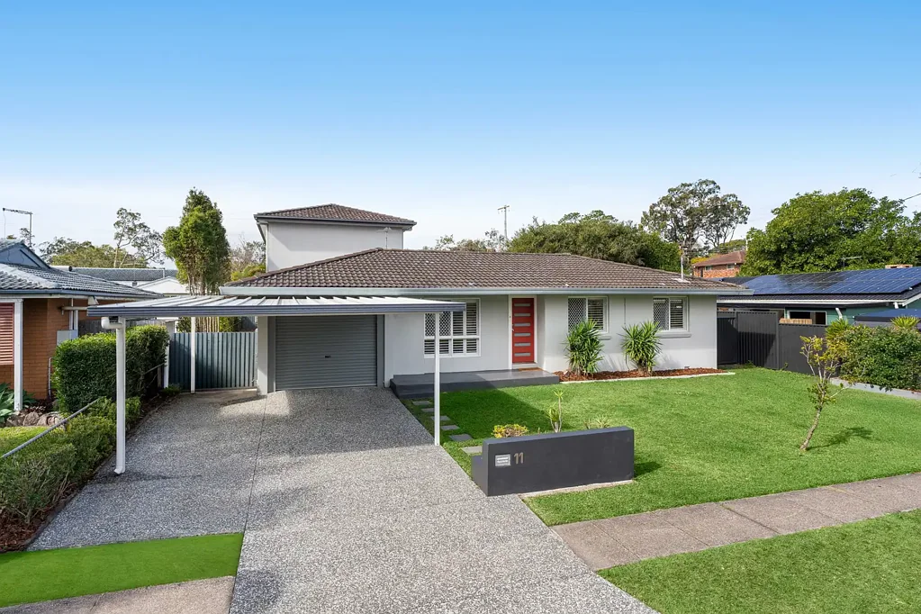 Wynnum West 5Zimmer Deceptively Spacious Family Home with Multiple Living Zones & Separate Parents' Retreat!