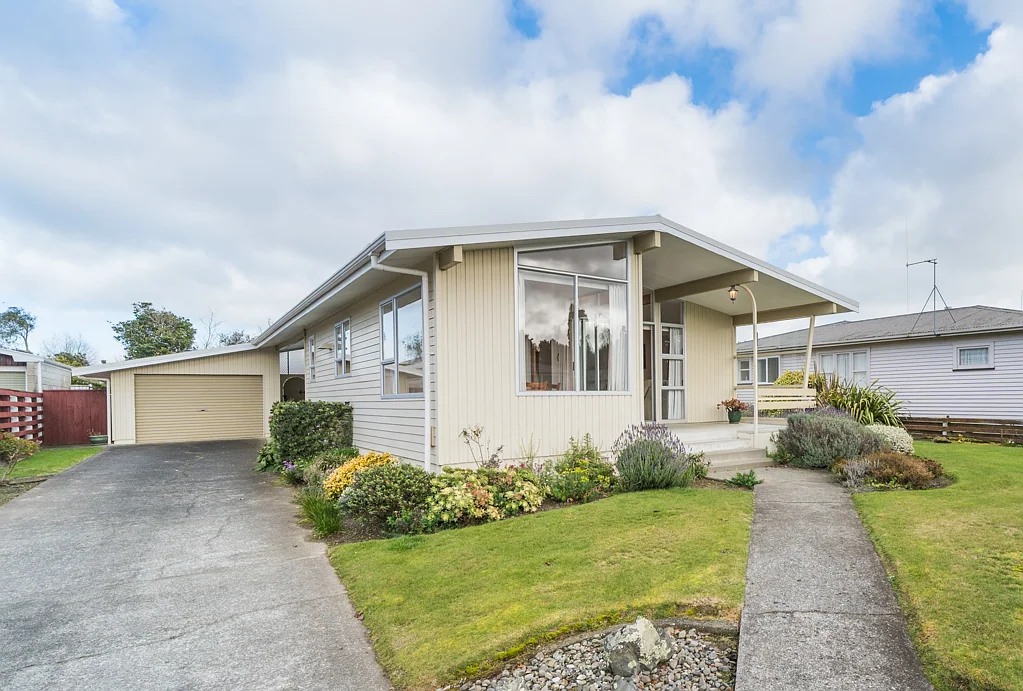 Awapuni 3房  Mid Century Family Home