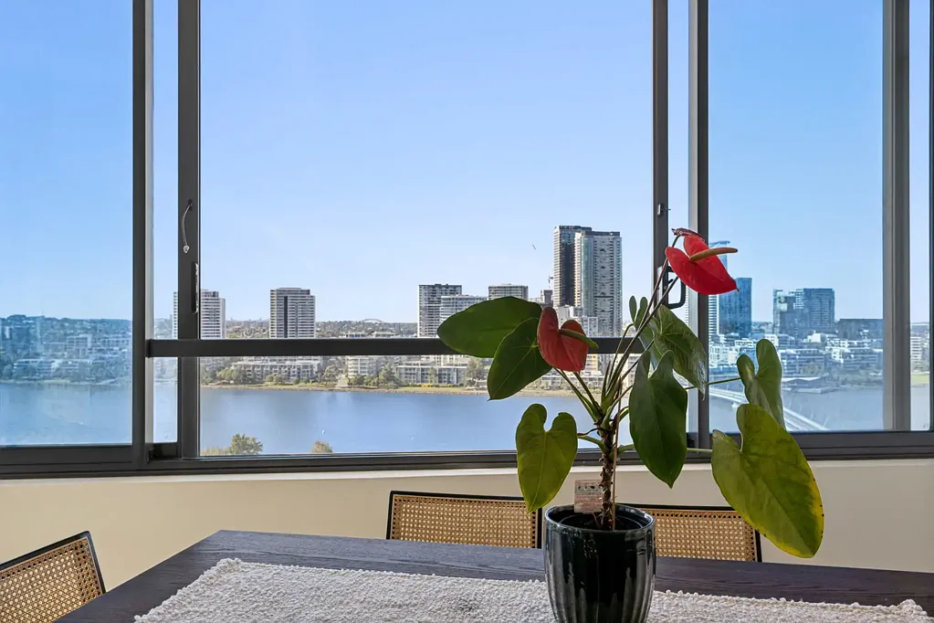 Wentworth Point 2房 东北角景观水景 开放式生活区 高端Ilve厨房 私人套间 两处停车位 滨水便利生活 Chic Marina Square Living with Rare Low Levies & Dual Parking