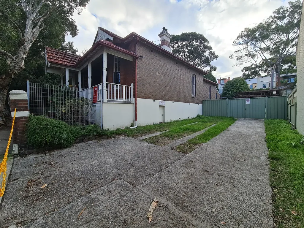 AMAZE AMAZE AMAZE - 6 Bedroom, Free Standing House NEWTOWN with PARKING!