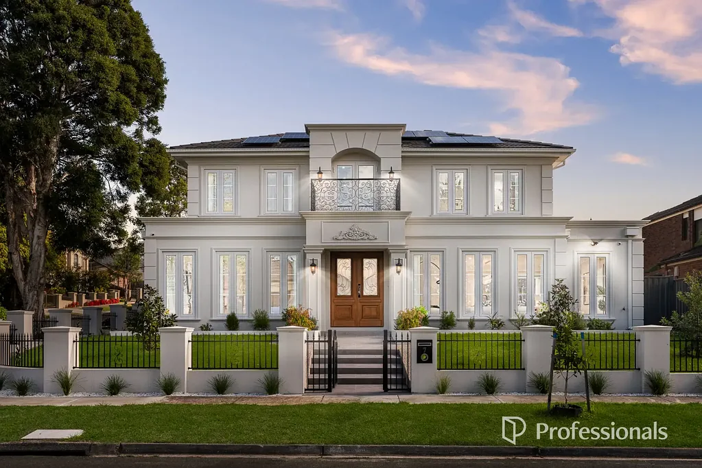 Glen Waverley 5房 Glen Waverley 中心全新奢华生活 Brand-New Luxury Living in the Heart of Glen Waverley