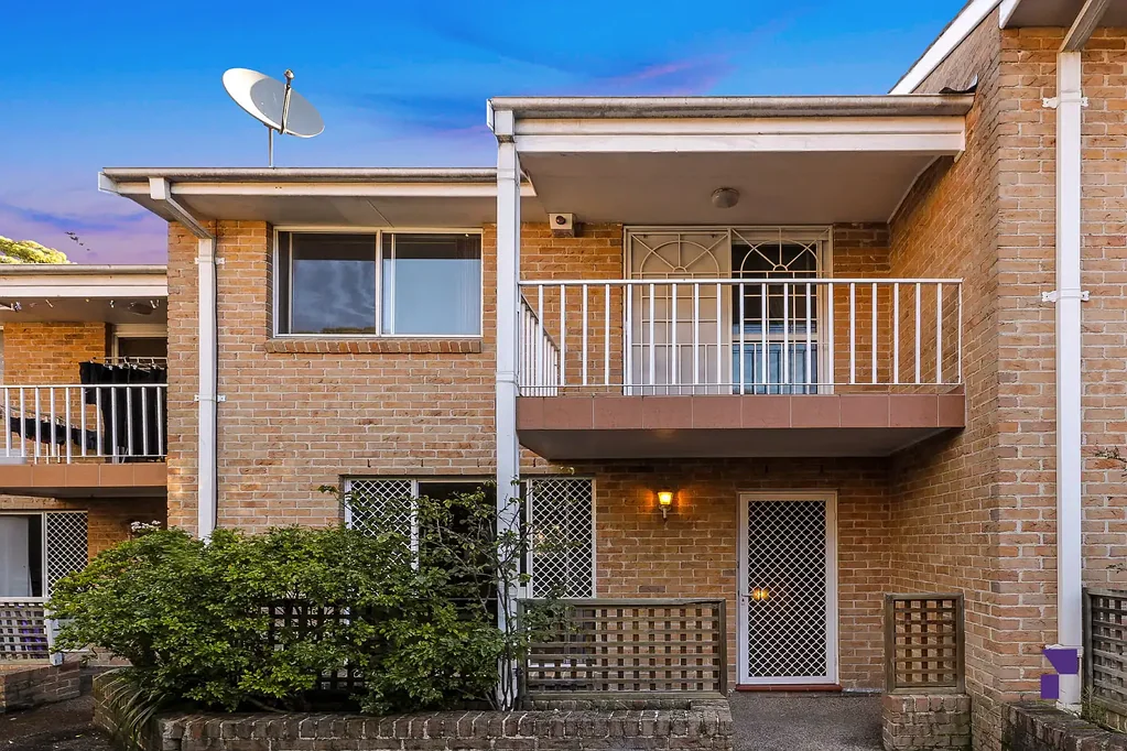 Bankstown 3Habitaciones Stylish, spacious townhouse delivers effortless family living with basement parking