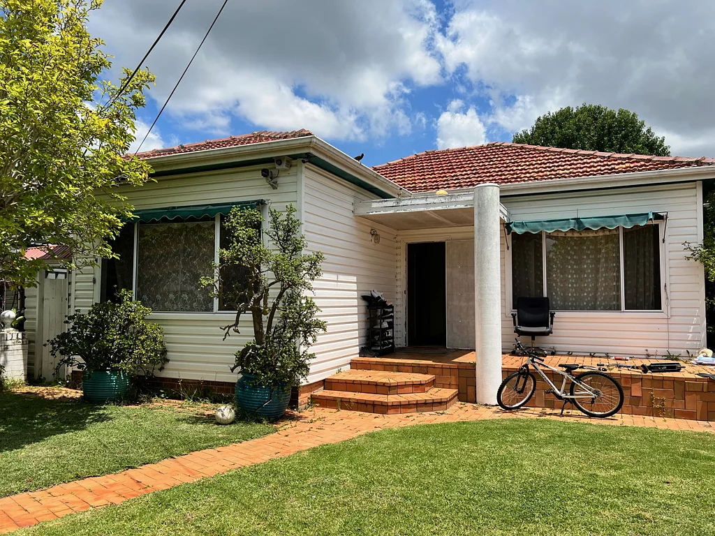 Spacious Family Living in Prime Auburn Location!!