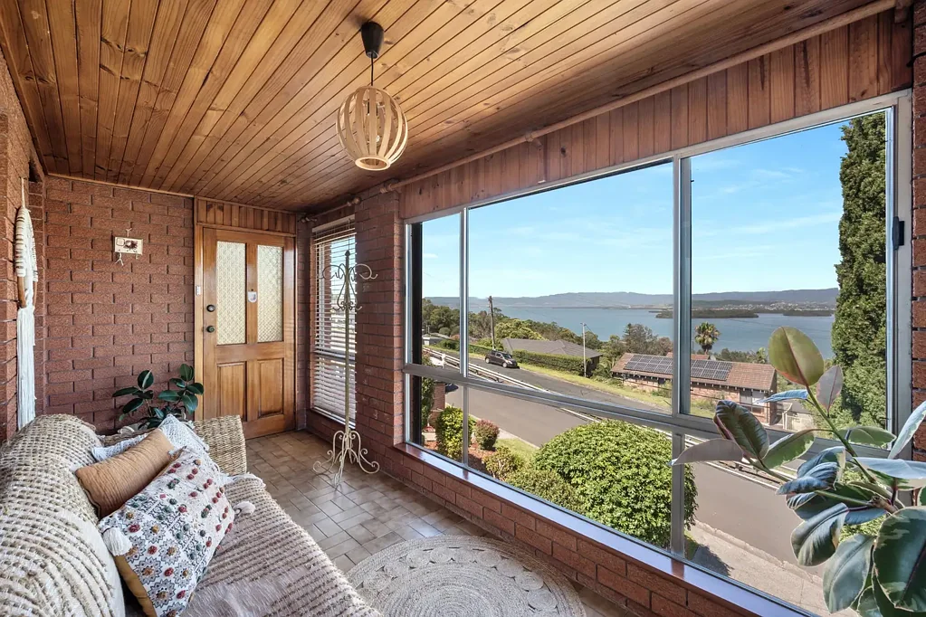 Lake Heights 3બેડરૂમ A long-held Lake Heights classic with an inspiring outlook