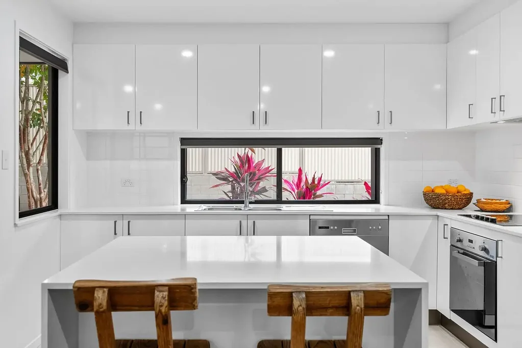 Southport 4कमरा Spacious Townhome in Prime Southport Location – One of Only Three!