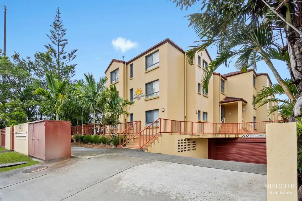 Labrador 2 Bedroom Stylish Coastal Living in a Prime Position – Walking distance to cafes, restaurants and Marine Parade