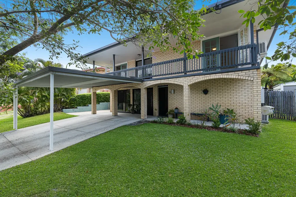 Wynnum West 3房 宽敞610sqm地块 私密宁静生活 侧通道便利 双层灵活布局 两个厨房 多功能空间 硬木地板 法式门窗 空调舒适 美丽花园 盐水泳池 充足储物 双车库 太阳能板 步行公园球场 Peaceful Family Living with Pool, Privacy and Versatility
