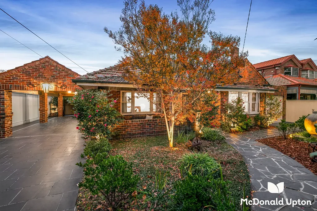 Moonee Ponds 5房 家庭圣地 Woodlands，宽敞双层石砖住宅，773平方米占地，1934年工艺与现代更新完美融合。安全高砖墙，五间卧室，豪华按摩浴缸，Ilve电器，太阳能加热游泳池，地理位置优越。 A Place to Call Home: Offering Space, Style & Serenity