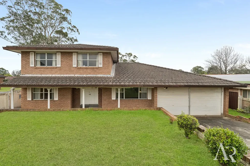 Ingleburn 4房 宽敞五卧书房 656平米转角地 多功能空间 优质电器 四车可停 轻松达学交通 购物便利 Corner Block Living with Space for the Whole Family
