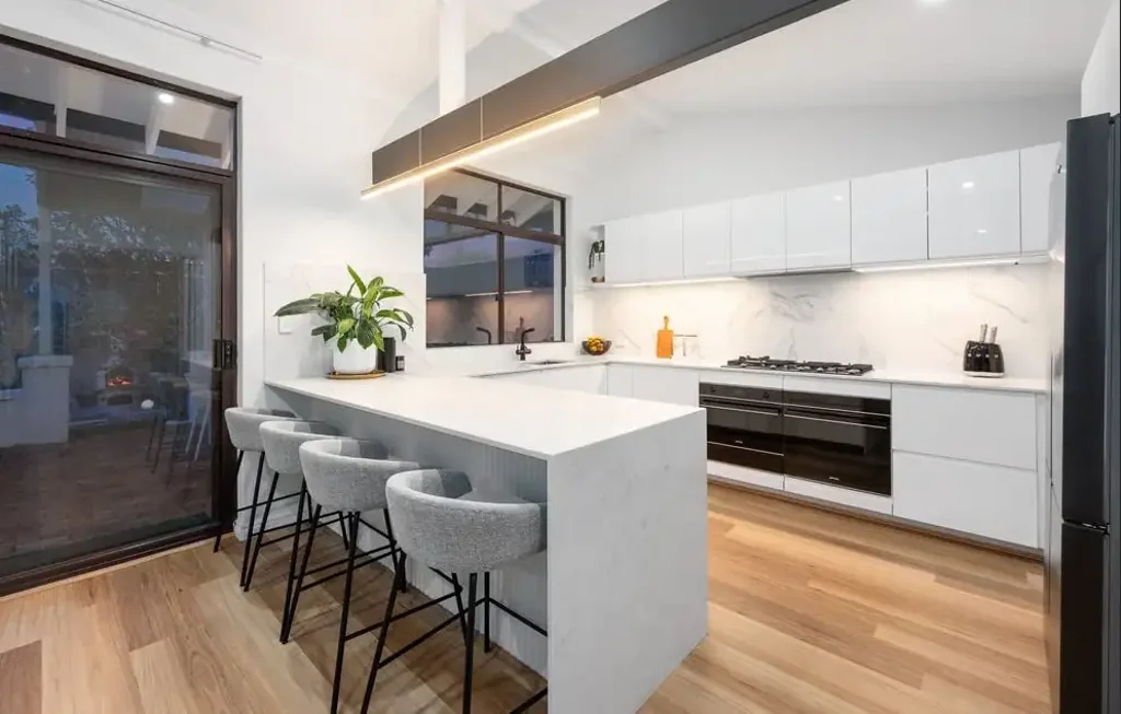 South Perth 4房  Under offer by Lisa Mann.