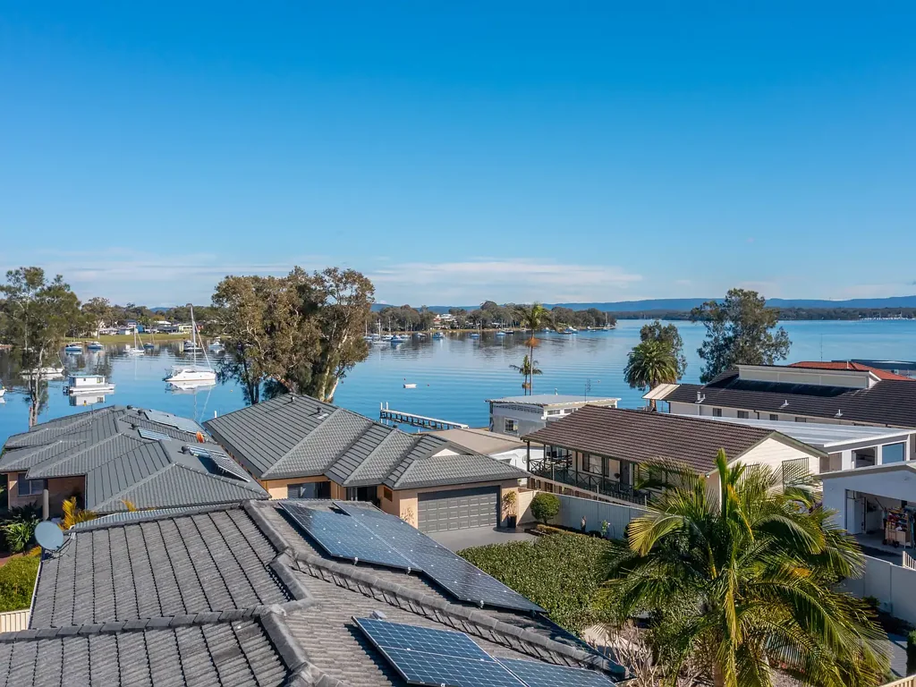 Summerland Point 4Moenga Premiere Positon With Views!