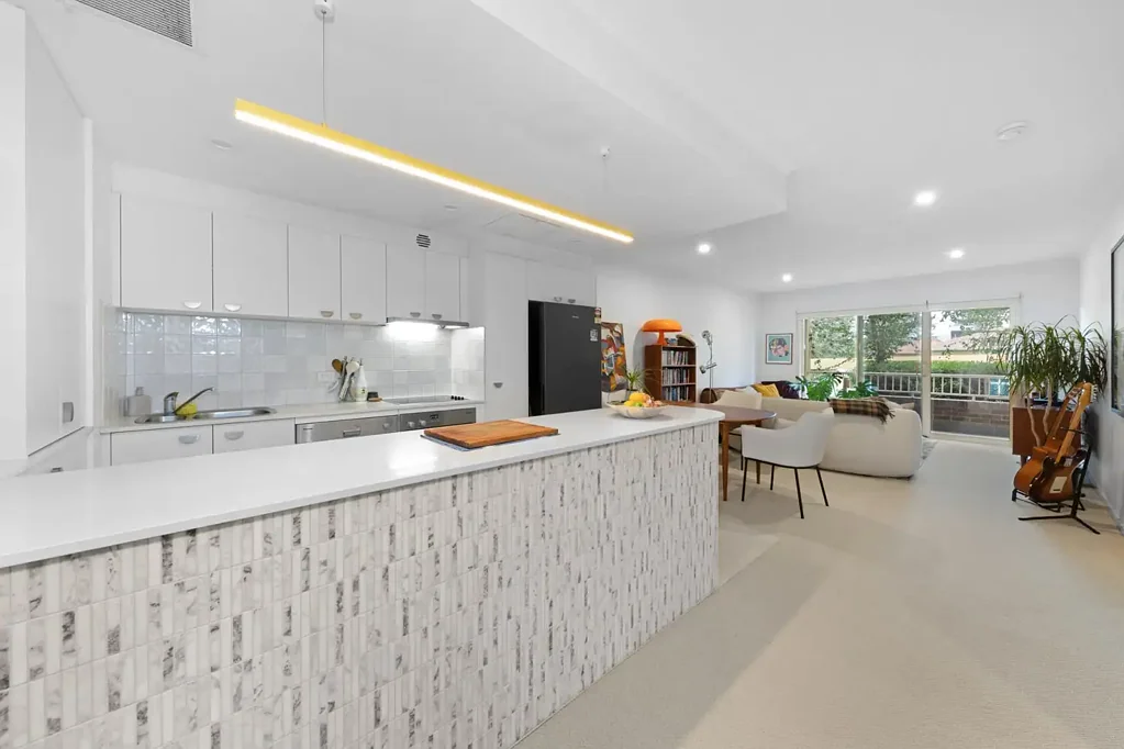 Bright, Modern & Perfectly Located