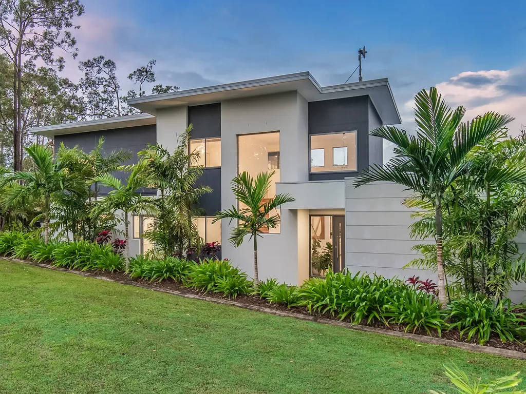 Bonogin 5 Bedroom Outstanding Family Home with Breathtaking Views in Private Estate