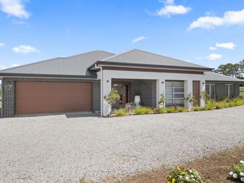 Goulburn 4 Bedroom Fully Furnished Package!