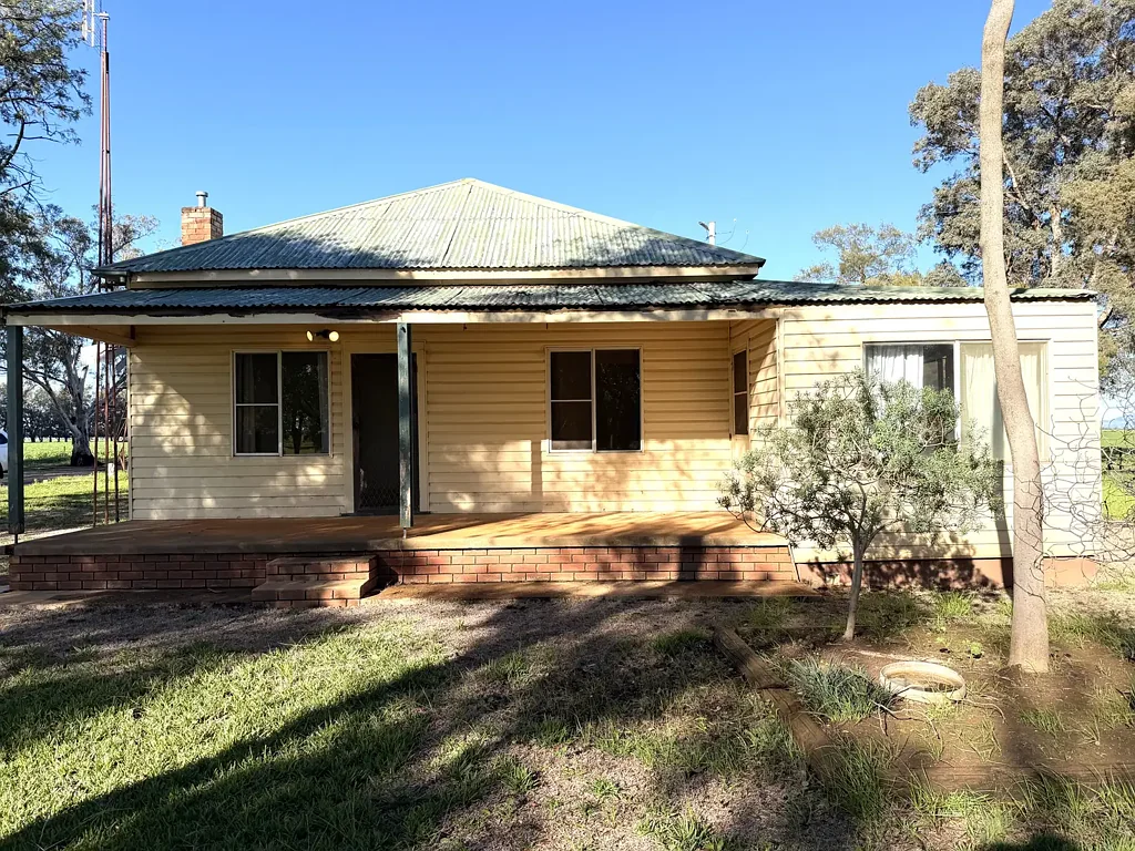 Peaceful Rural Cottage with Extensive Shedding