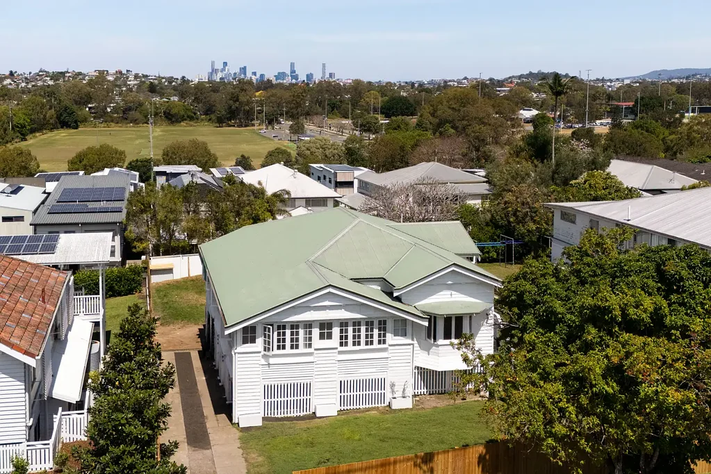 Nundah 3 Slaapkamer NO RESERVE AUCTION Character Queenslander on 820sqm block with City Views must be sold