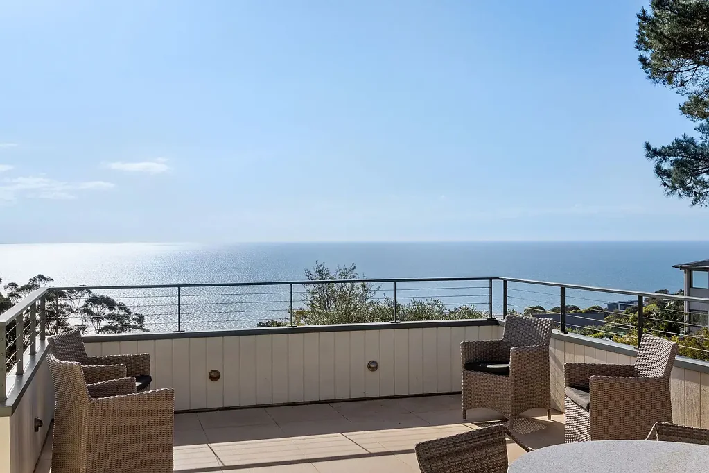 Mount Martha 6房 半英亩山马tha湾地 180度海景视野 双电梯连通 双层独立居所 六房四卫 豪华庭院娱乐区 现代节能设计 PANORAMIC BAY VIEWS ON HALF AN ACRE