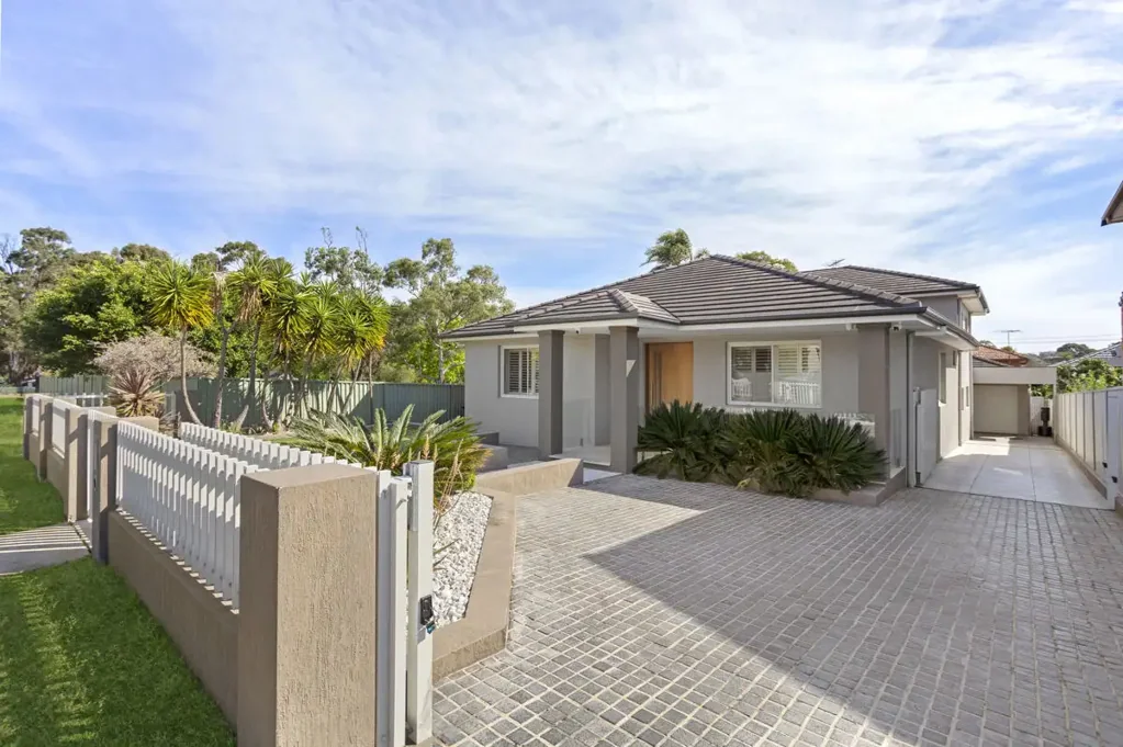 Merrylands 4침실 BEAUTIFUL 4 BEDROOM, 4 BATHROOM HOME