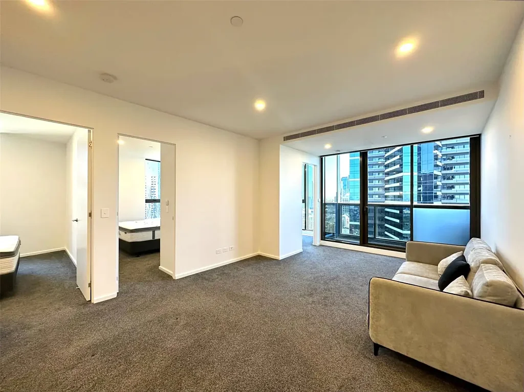 FURNISHED ELEGANT CORNER THREE BEDROOM APARTMENT LOCATED IN HEART OF SOUTHBANK