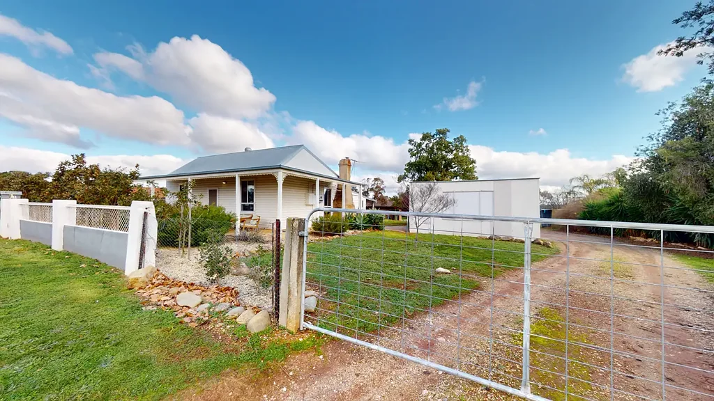 Peace and Quiet in Rutherglen, 3 Bed home with large block