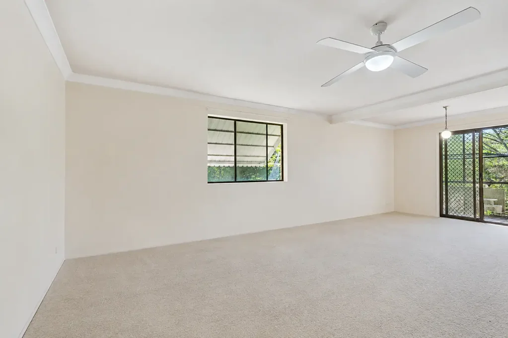 Yeronga 2房 位于小区后方，顶层宁静，物业管理费低廉 Back Of Complex. Top Floor Tranquility with Low Body Corporate Fees