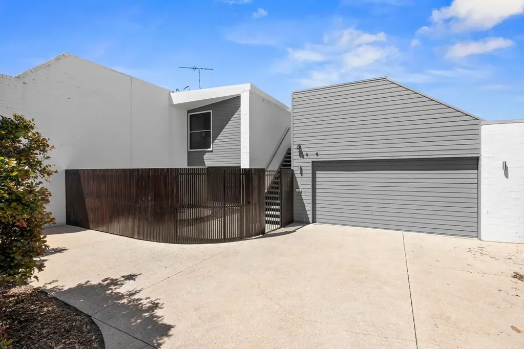 Torquay 3房  COASTAL LIVING JUST STEPS FROM THE SAND AND SURF
