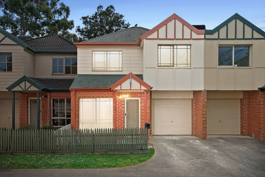 Oakleigh East 3Phòng ngủ A Bright Beginning in a Private Oakleigh East Townhouse