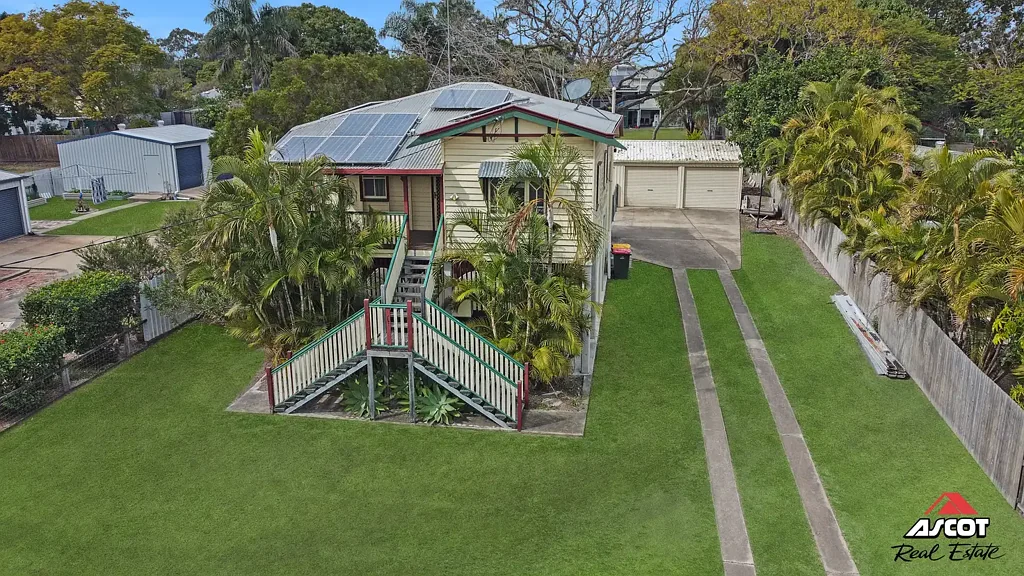 Bundaberg South 3침실 Charming Queenslander on a Generous 1,1219m² Block – Endless Potential Awaits!