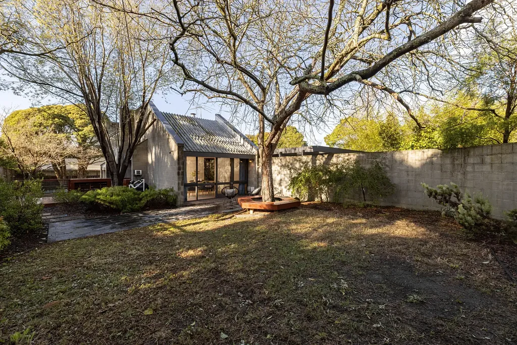 Heathmont 3 Bedroom Striking Architectural Living in a Premier Heathmont Setting