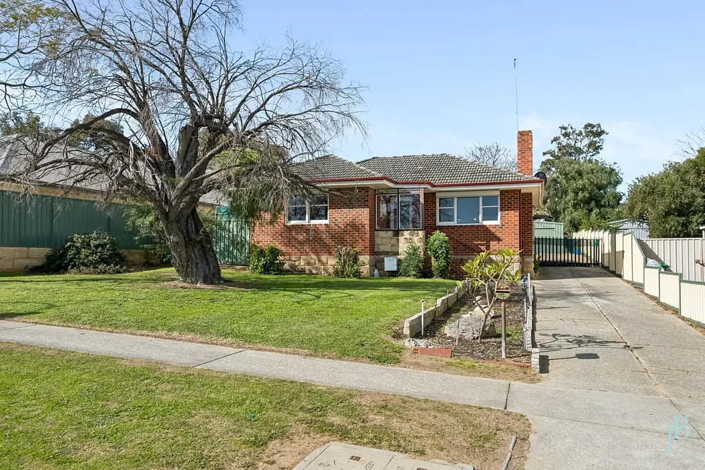 Hamilton Hill 3कमरा 847sqm Subdividable Block, with Bonus 3 Bedroom Character Home