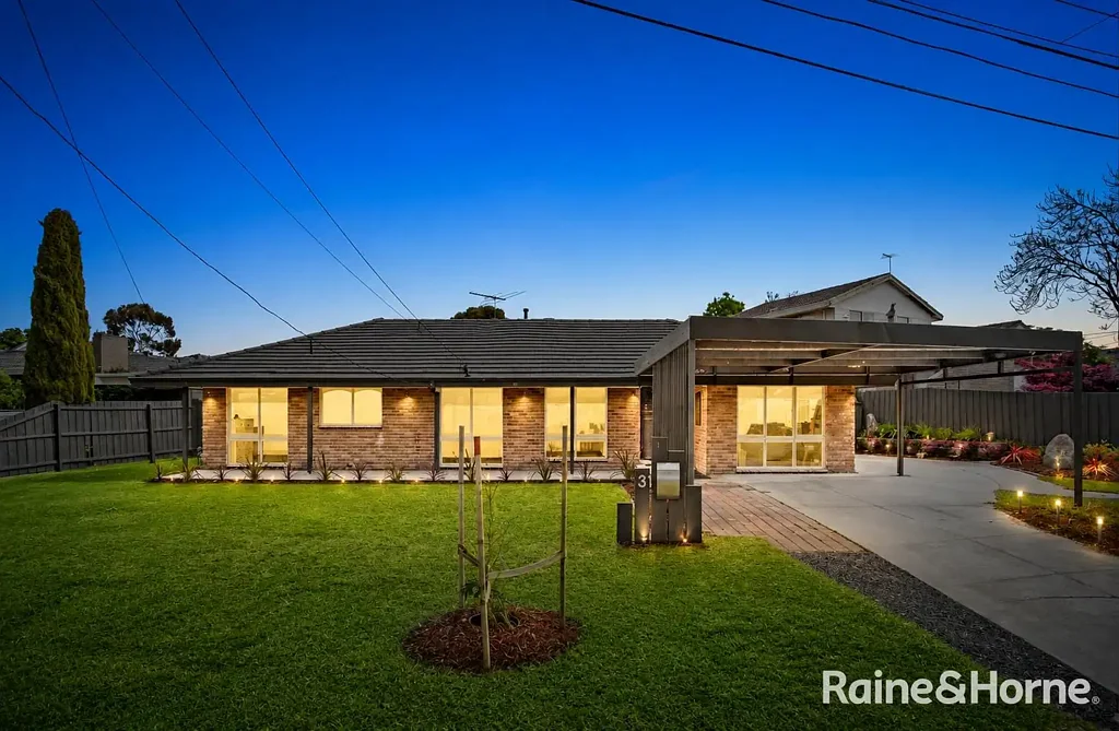 Spacious Family Home in a Prime Location!!