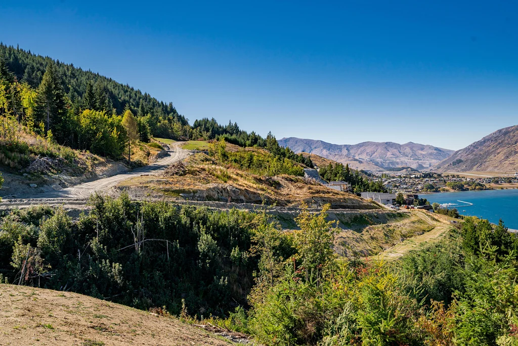 Queenstown Silver Creek, Queenstown Hill lake view section