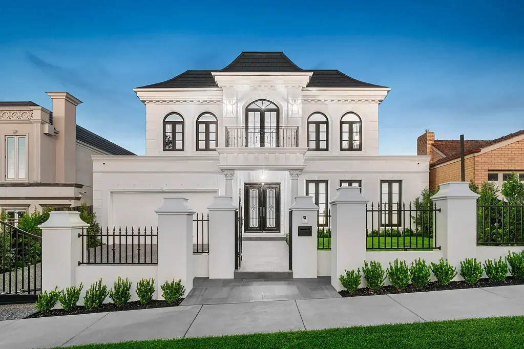 Balwyn North 5房 现代奢华 室内设计精美 人字形橡木地板 大理石特色墙 高耸天花板 豪华设施齐全 美妙花园户外用餐 北部光线充足 主卧带私人阳台 全新当代住宅 完美家庭乐园。 French Provincial Style and Elegance Meets Modern Luxury