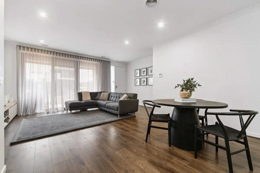 Carrum Downs 3房 抬高地板大窗 优质电器 主卧套间 Actron空调 智能车库 步行商圈 学区便利 Modern Family Living in the Heart of Carrum Downs