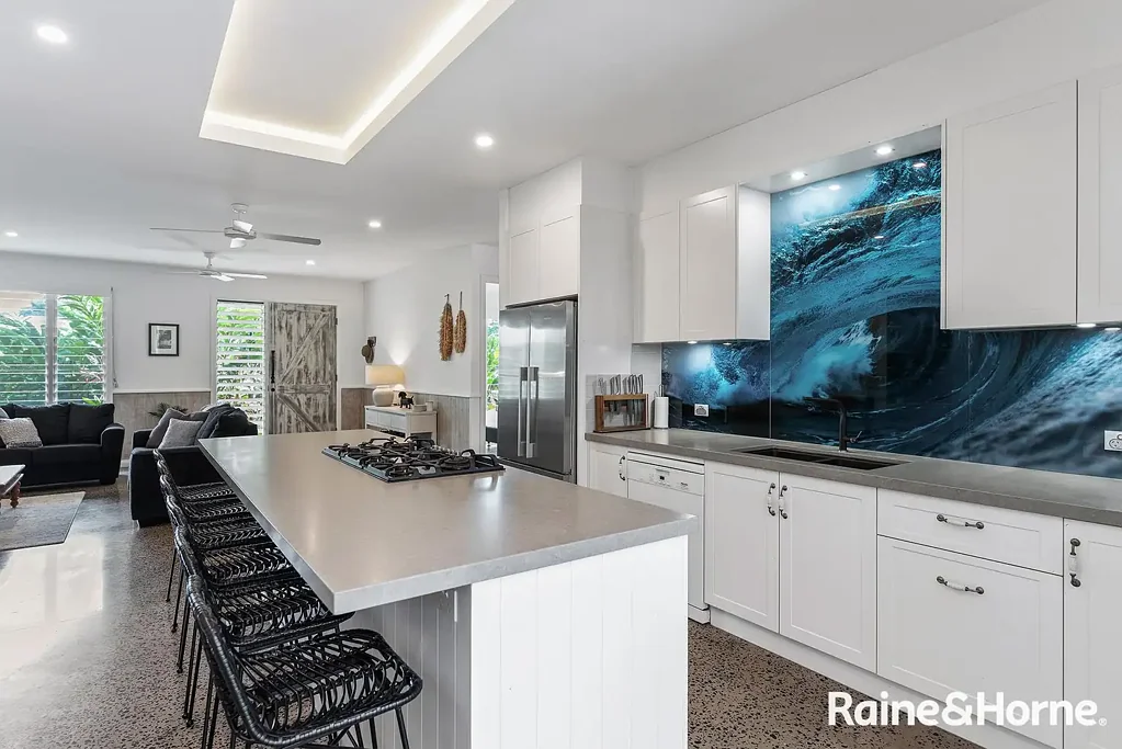 Port Douglas 4房  BEACHSIDE LIVING ~ BESPOKE FEATURES - price reduced