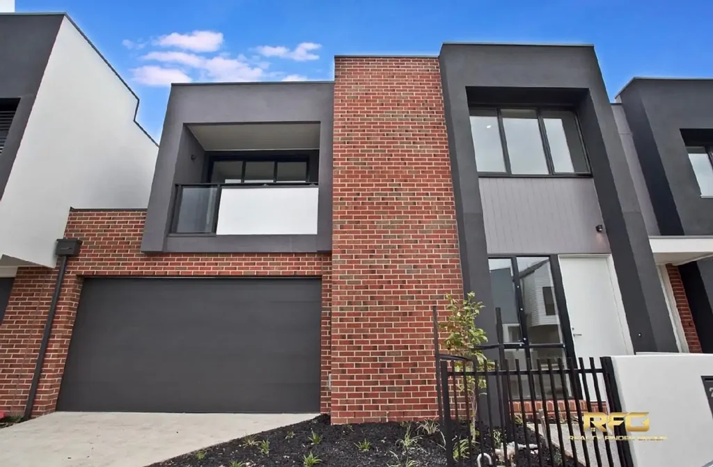 Braybrook 3房 宽敞三卧  现代双卫  独立书房  双车位车库  家庭友好  便利交通  中心地段  购物近便 Spacious Family Home