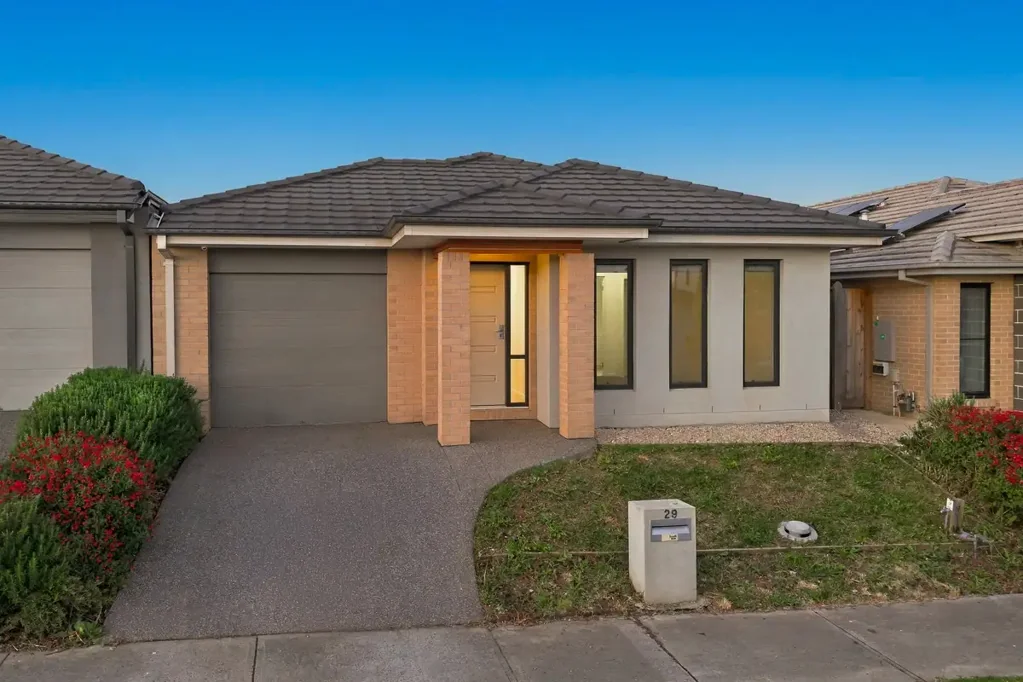 Clyde 4Kwarto Modern Family Living with a Practical, Low-Maintenance Layout