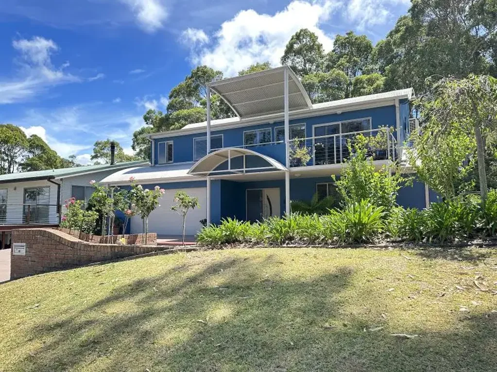 Tomakin 4 Slaapkamer Dual Living Coastal Retreat with Outstanding Holiday Rental Potential