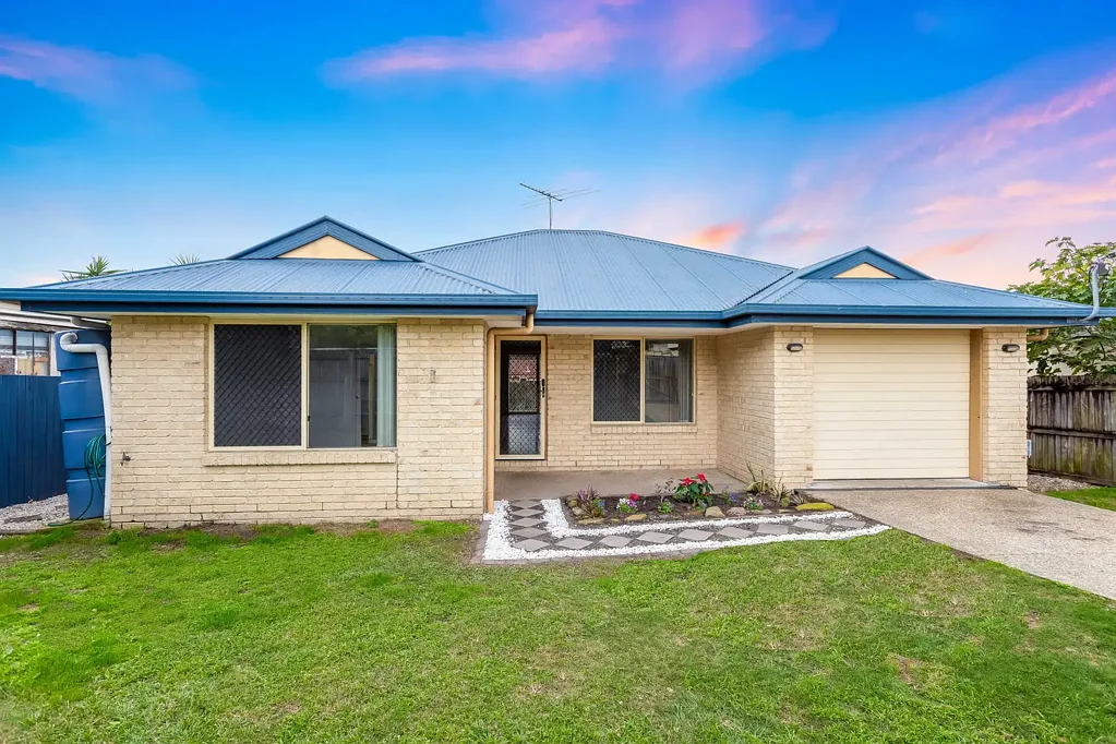 Bray Park 3Kwarto Solid Brick Home, Footsteps from the School