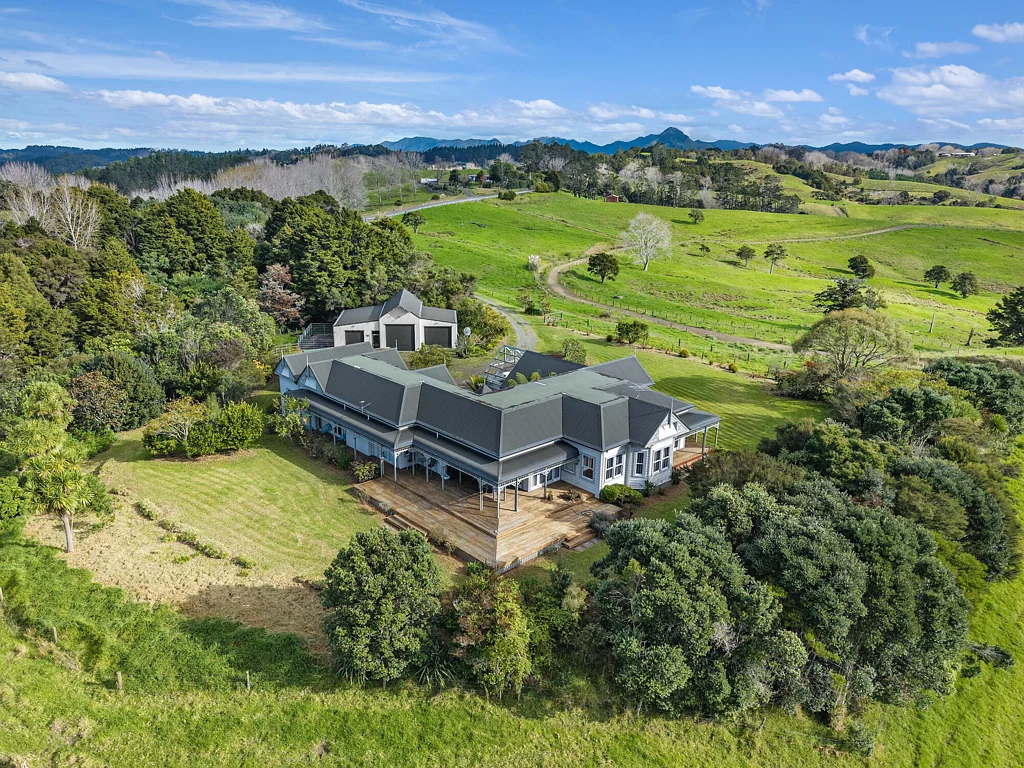 Kokopu 3房  Country elegance with space, style & valley views