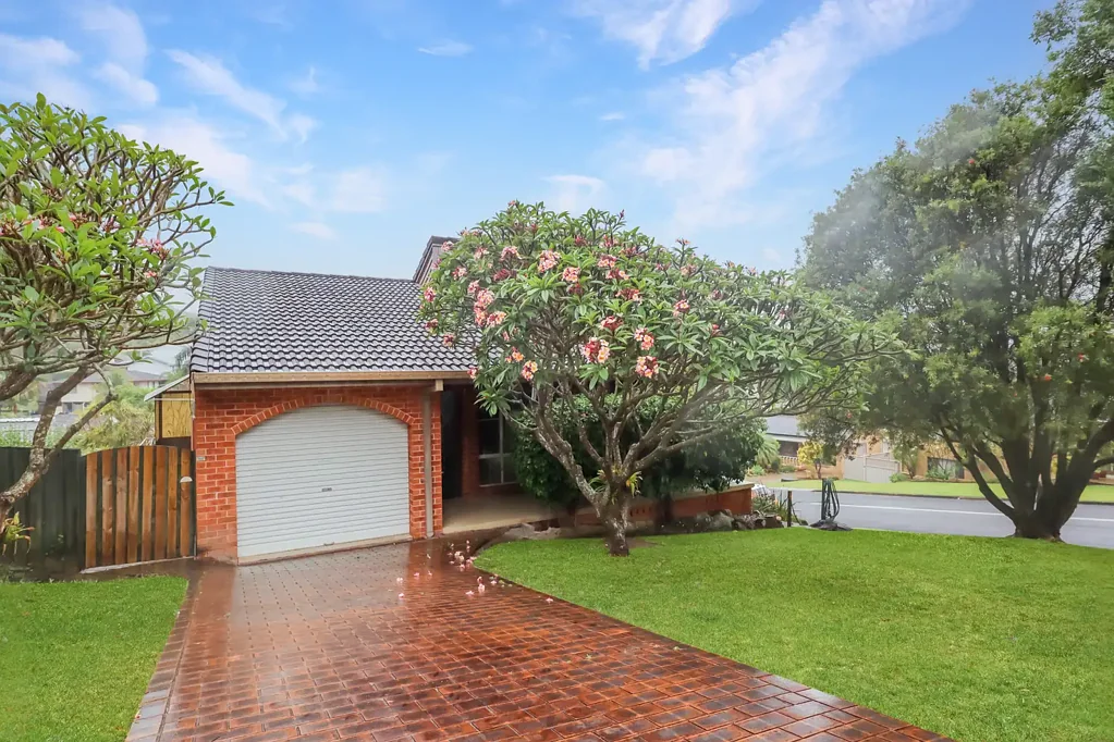 West Coffs Harbour Villa - Lawn Maintenance Included