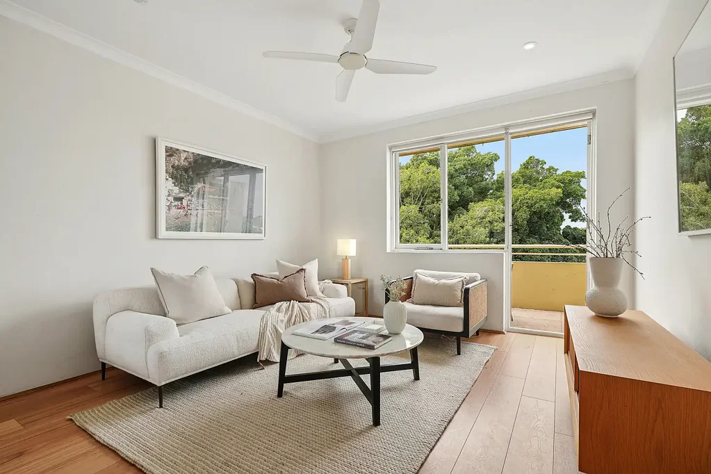 Woollahra 2房 精品楼栋顶层 私密环境 东郊生活 朝北景观 全天阳光 海港视野 宽敞起居 设计师厨房 步行可达 Top Floor Contemporary Lifestyle Pad With Sun Bathed Interiors