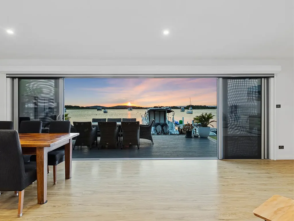 Marks Point 3房  Absolute Waterfront Living With Unmatched Lifestyle Appeal
