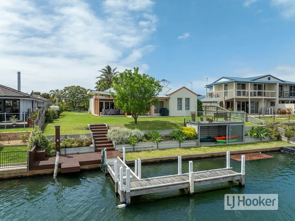 Paynesville 4બેડરૂમ RARE 1281m2 WATERFRONT HAVEN WITH JETTY BERTH & TRIPLE GARAGE
