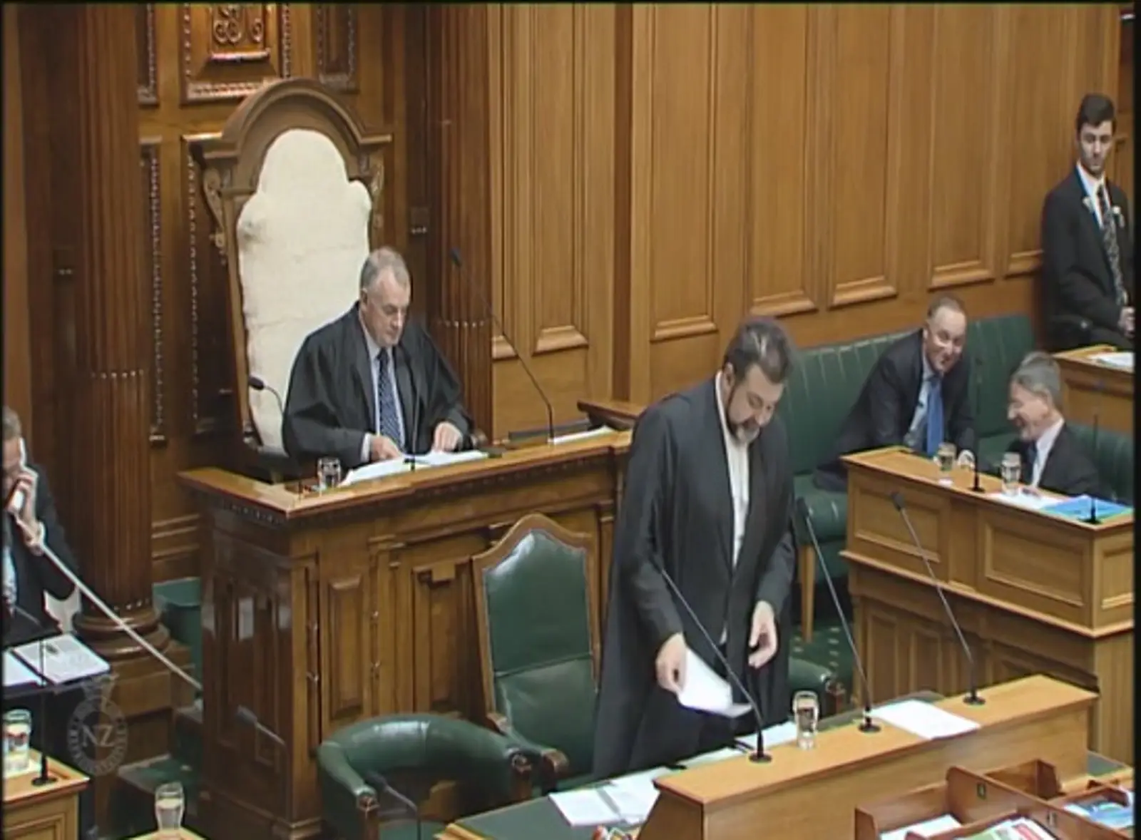 眼尖网友发现新西兰前总理Sir John Key现身议会，还说他当时嬉皮笑脸！
