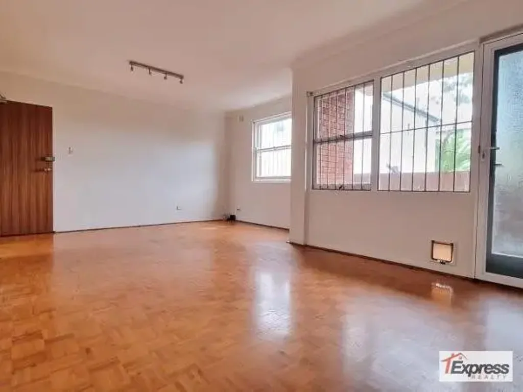 MODERN TWO BEDROOM APARTMENT IN COOGEE WITH PARKING!