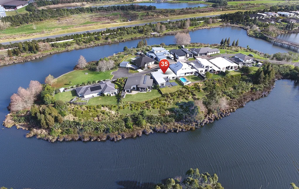 Pyes Pa 5 Slaapkamer Exclusive Lakefront Location